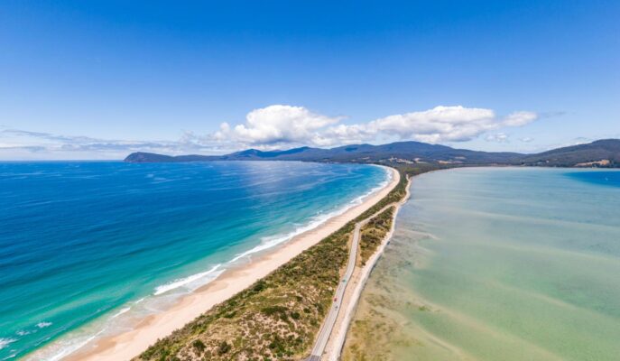Toàn cảnh The Neck tại đảo Bruny Tasmania với dải cát trắng và biển xanh nhìn từ trên cao