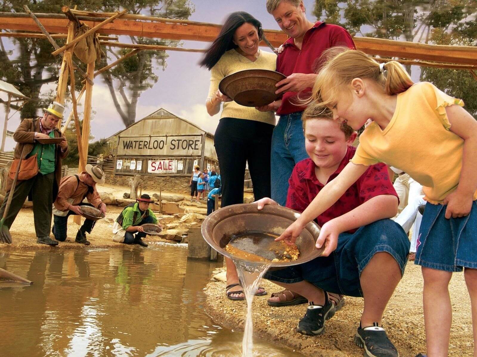Gia đình trải nghiệm đãi vàng tại Sovereign Hill Ballarat Australia